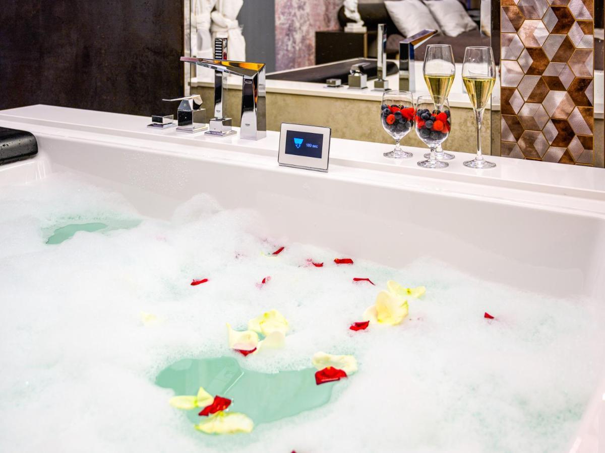 Pietryna Apartments Luxury - Sauna , Jacuzzi , Bezposrednio Przy Ul Piotrkowskiej ウッチ エクステリア 写真